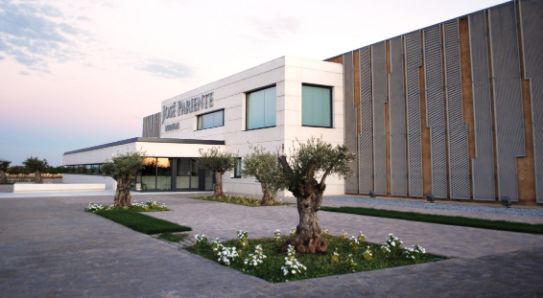 Fachada Bodegas José Pariente